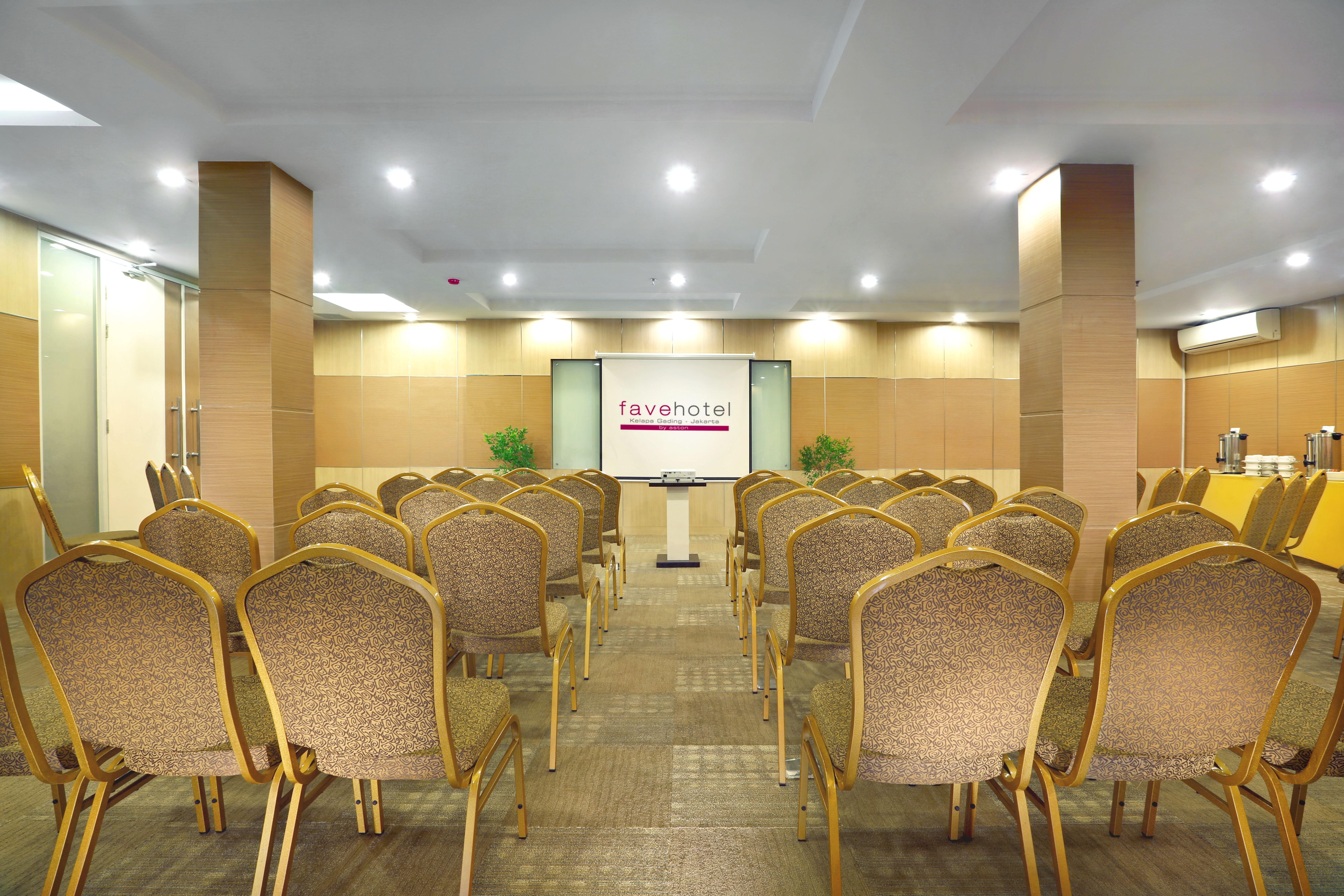 เฟฟโฮเต็ล เกลาปา กาดิง Hotel จาการ์ตา ภายนอก รูปภาพ